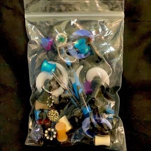 Assorted plastic/silicone plugs/tunnels